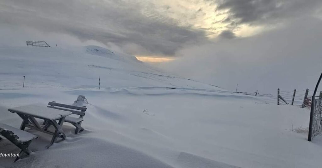 MARE ATENȚIE! Începând cu altitudini de peste 1200 m, iarna se instalează deja pe crestele montane! Straturi de zăpadă,