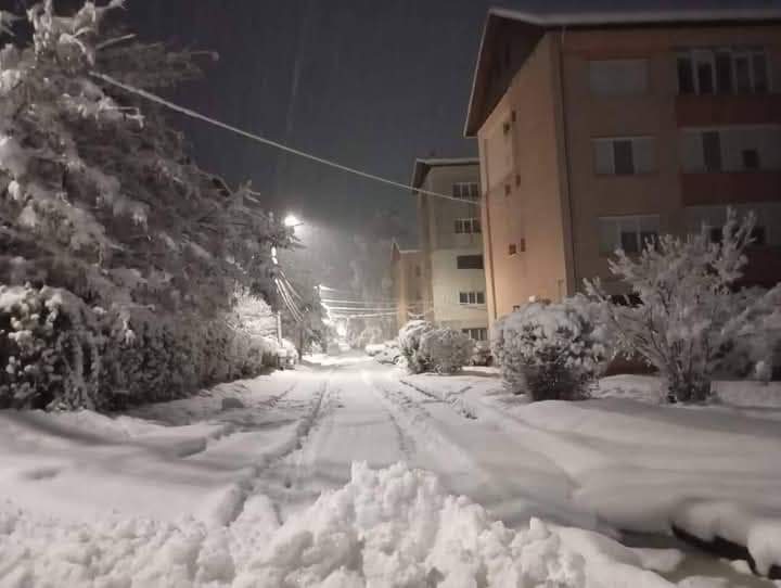 Iarnă ca în povești la Gura Humorului Iarnă ca în povești la Gura Humorului, micuțul oraș din inima Bucovinei, a devenit în această dimineață, un loc de basm, unde zăpada si-a făcut simțită prezența.