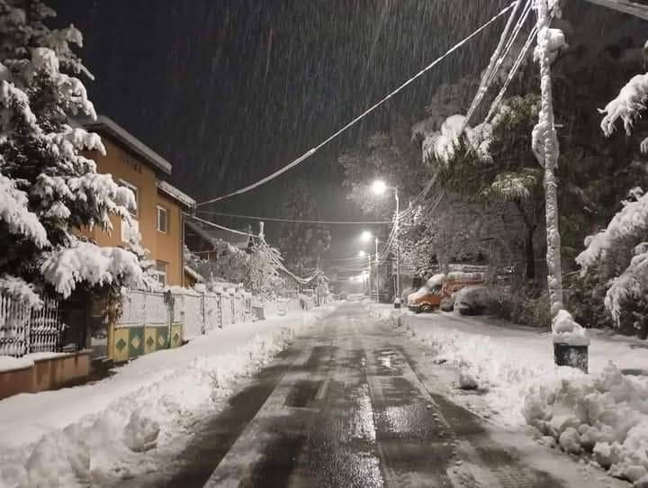 Iarnă ca în povești la Gura Humorului, micuțul oraș din inima Bucovinei, a devenit în această dimineață, un loc de basm, unde zăpada si-a făcut simțită prezența.