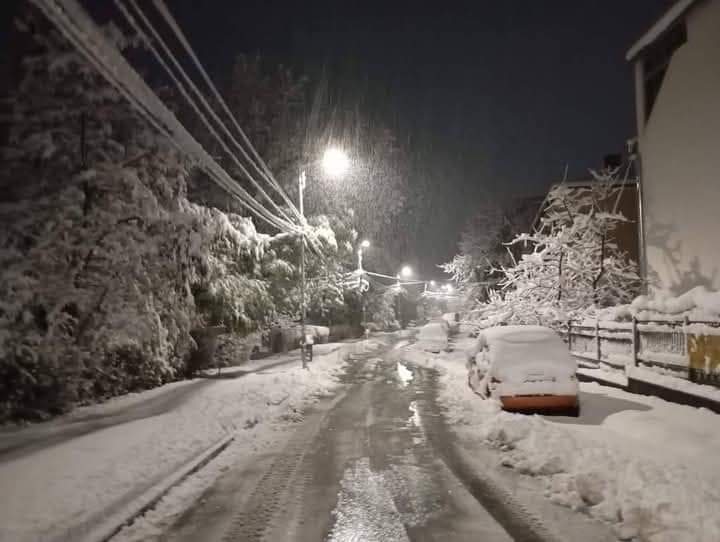 Iarnă ca în povești la Gura Humorului, micuțul oraș din inima Bucovinei, a devenit în această dimineață, un loc de basm, unde zăpada si-a făcut simțită prezența.