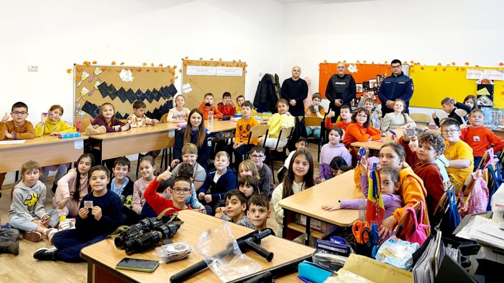 Jandarmii din Dâmbovița, alături de elevi în cadrul programului „Școala Altfel” Jandarmii dâmbovițeni au fost alături de 120 de elevi din Târgoviște și Dărmănești, oferindu-le o experiență educativă deosebită