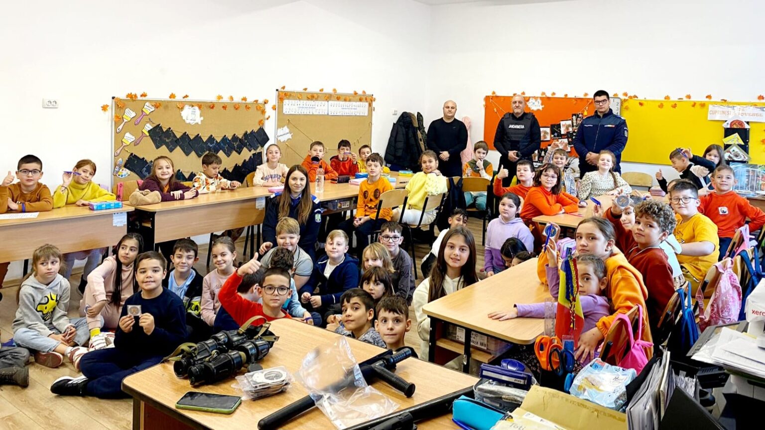 Jandarmii dâmbovițeni au fost alături de  120 de elevi din Târgoviște și Dărmănești, oferindu-le o experiență educativă deosebită