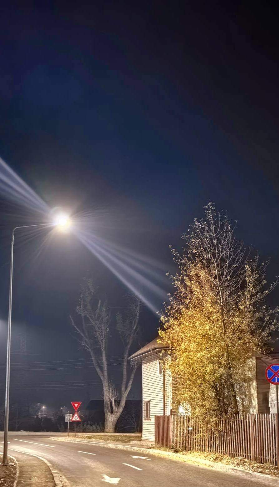Strada Cornel Popa, una dintre cele mai noi artere din municipiul Târgoviște, beneficiază acum de un sistem de iluminat public modernizat.