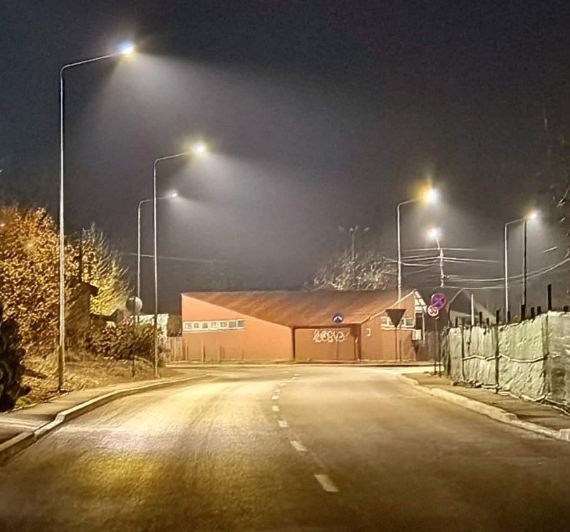 Iluminat public pe strada Cornel Popa din Târgoviște: Lucrările de extindere sunt pe cale să fie finalizate Strada Cornel Popa, una dintre cele mai noi artere din municipiul Târgoviște, beneficiază acum de un sistem de iluminat public modernizat.