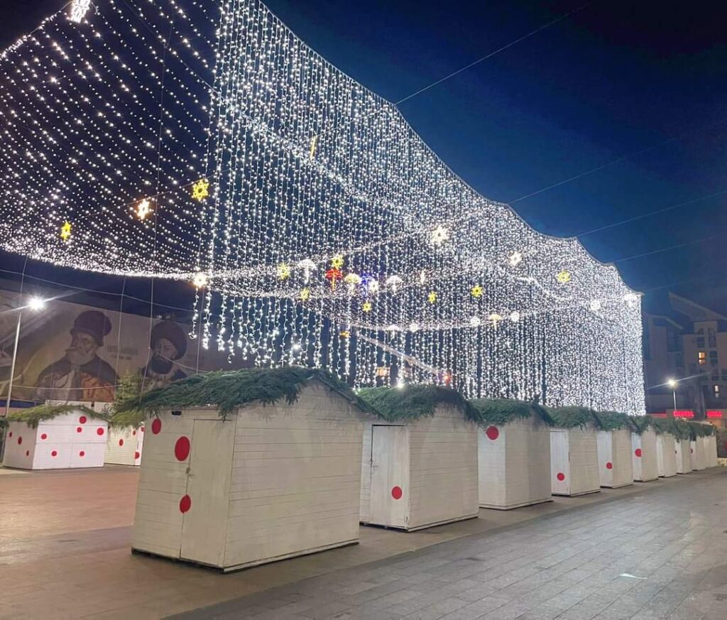 Moș Nicolae aduce magia sărbătorilor în Piața Tricolorului din municipiul Târgoviște, în  seara de 5 decembrie, începând cu ora 18:00