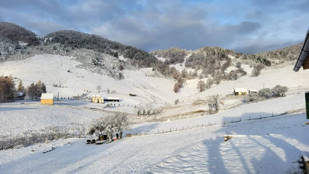 Peisaj autentic de iarnă în zona Bran, o destinație renumită pentru frumusețea sa naturală, se transformă într-un adevărat colț