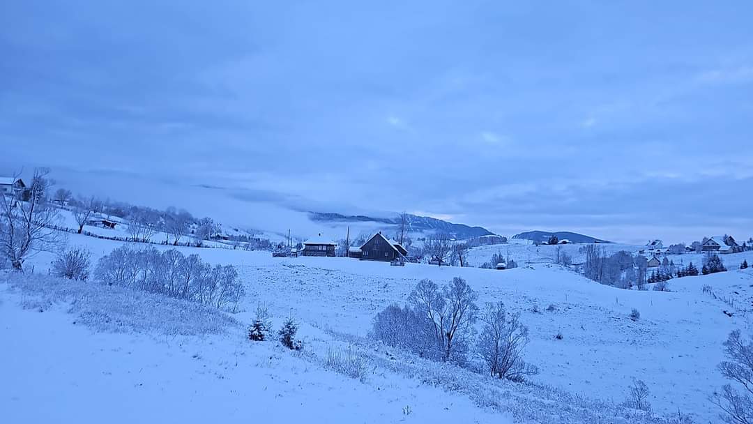 Peisaj autentic de iarnă în zona Bran, o destinație renumită pentru frumusețea sa naturală, se transformă într-un adevărat colț