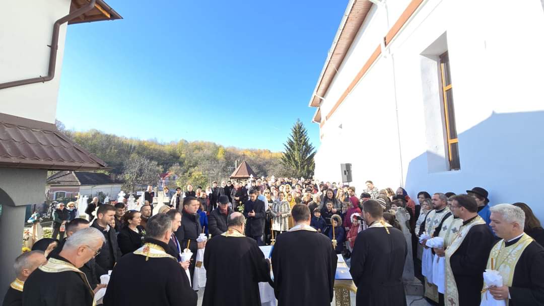 Comuna Răzvad se bucură de o nouă realizare importantă: Capela din Răzvadul de Jos, finalizată și sfințită, după o perioadă de muncă asiduă.