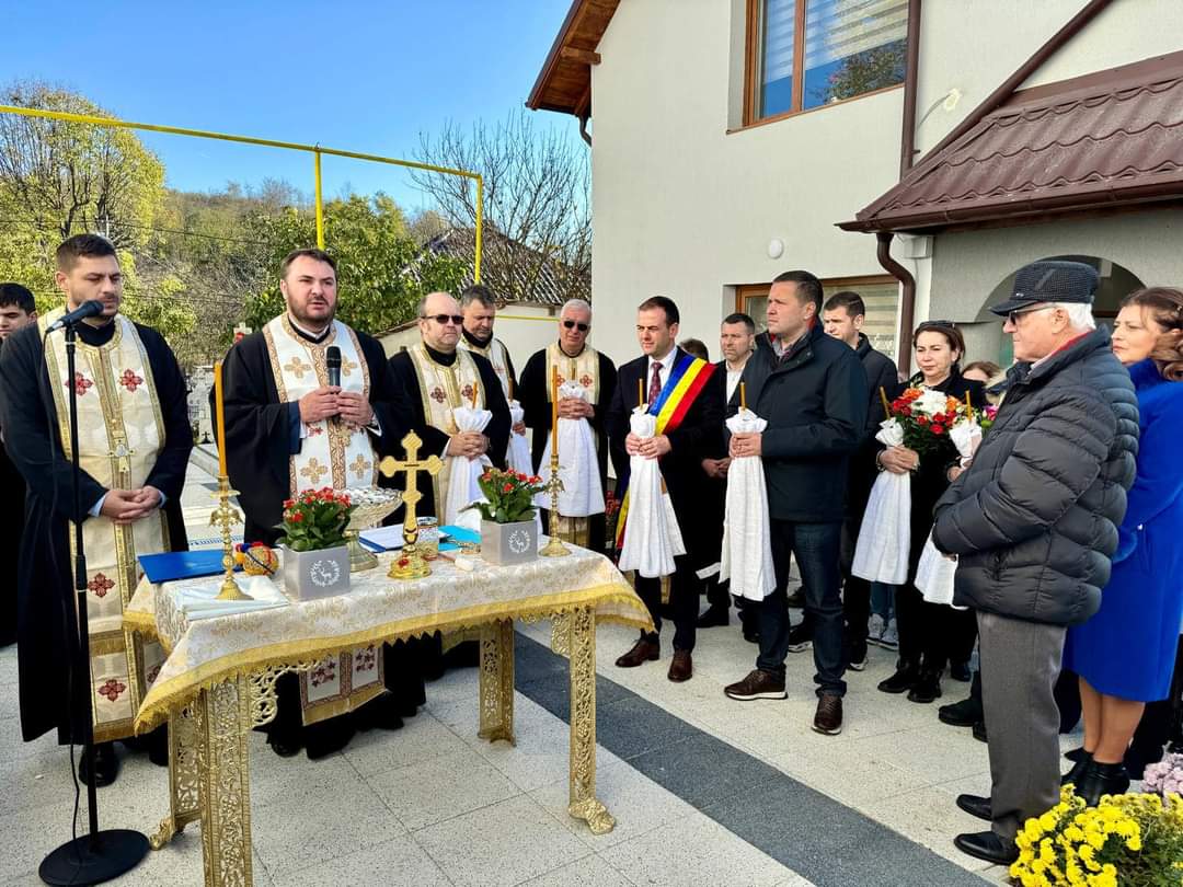Comuna Răzvad se bucură de o nouă realizare importantă: Capela din Răzvadul de Jos, finalizată și sfințită, după o perioadă de muncă asiduă.