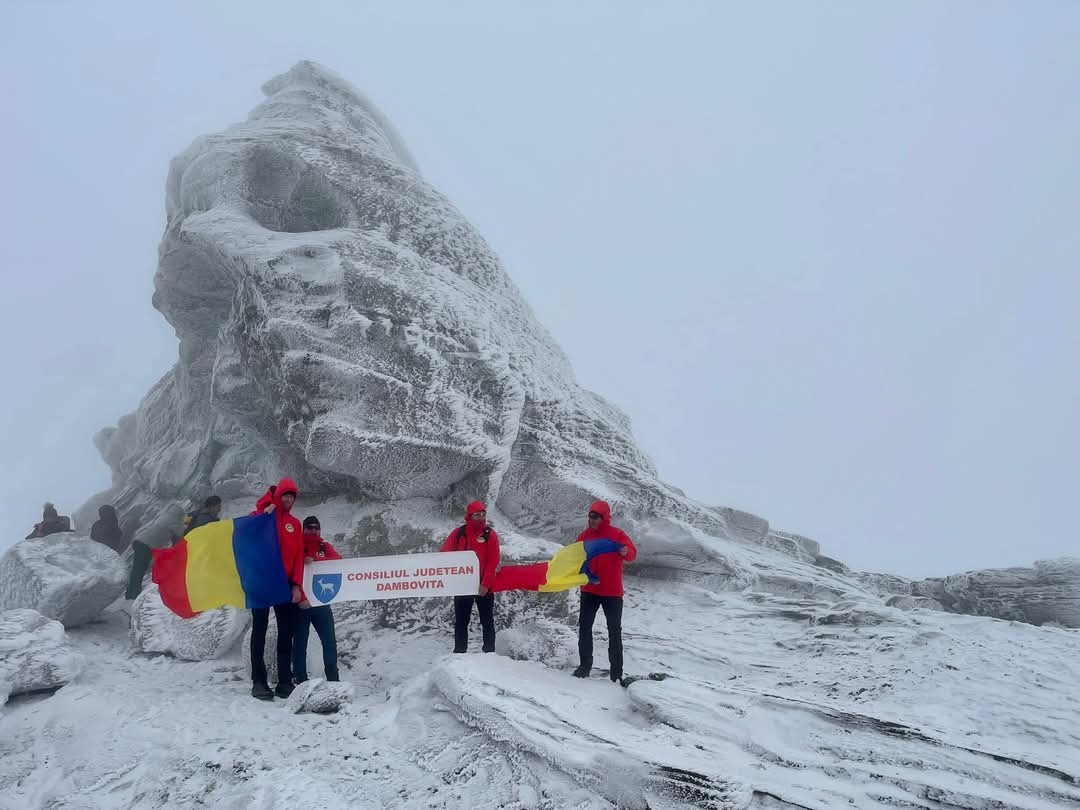 Salvamont Dâmbovița atrage atenția tuturor turiștilor care doresc să ajungă astăzi la Sfinx să fie extrem de precauți, deoarece zona montană se află sub Cod Galben de ninsoare.
