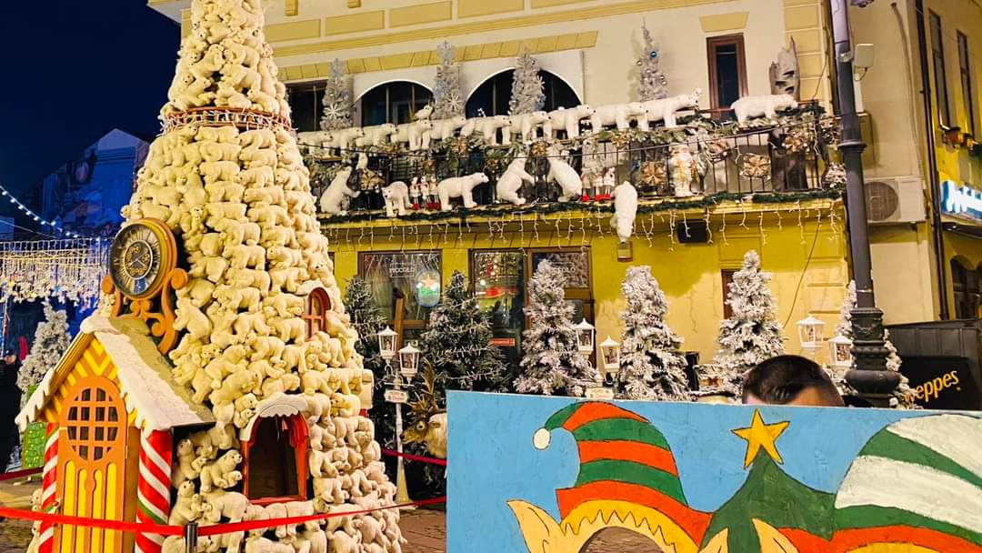 Târgul de Crăciun de la Craiova s-a deschis în această seară , s-a intrat în atmosfera sărbătorilor de iarnă cu un eveniment deosebit.