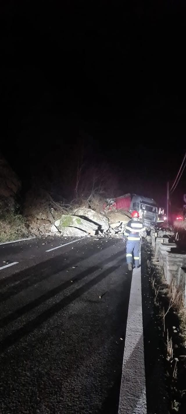 Trafic blocat pe DN7 din cauza unei alunecări de teren, la km 206+500, în apropiere de localitatea Brezoi.