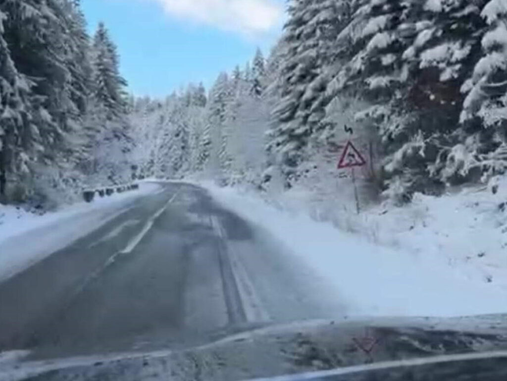 Transalpina se transformă într-un tărâm de basm. Drumul ce străbate crestele muntoase, la altitudini ce ating vârful norilor