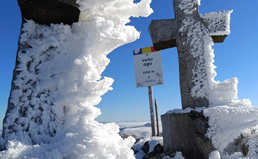 Imaginile Zilei: Vârful Omu și Pasul Rotunda – Peisaje de neuitat din Carpații Orientali Astăzi, "Imaginile Zilei", un peisaj spectaculos din Carpații Orientali. Vârful Omu, cel mai înalt vârf din Munții Suhard, se înalță la 1932 metri