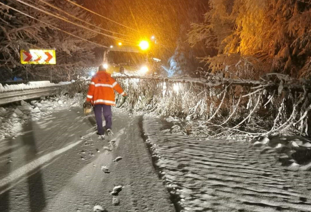 Ninsori și viscol pe DN 17B, drumarii intervin activ, în această dimineață, județul Suceava se confruntă cu o vreme severă, marcată