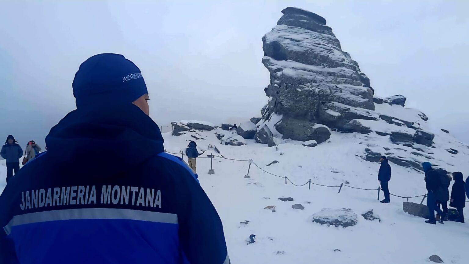 Jandarmii montani dâmbovițeni, alături de turiști pe traseele din Bucegi de Ziua Sfinxului Jandarmii montani dâmbovițeni, alături de turiști pe traseele din Bucegi de Ziua Sfinxului.