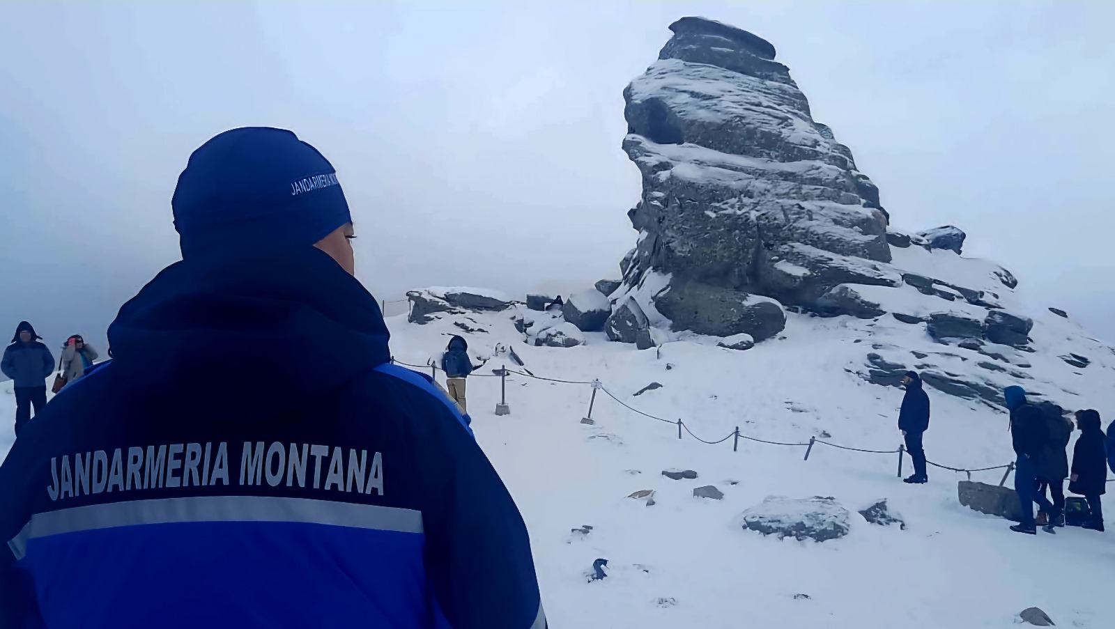 Jandarmii montani dâmbovițeni, alături de turiști pe traseele din Bucegi de Ziua Sfinxului.
