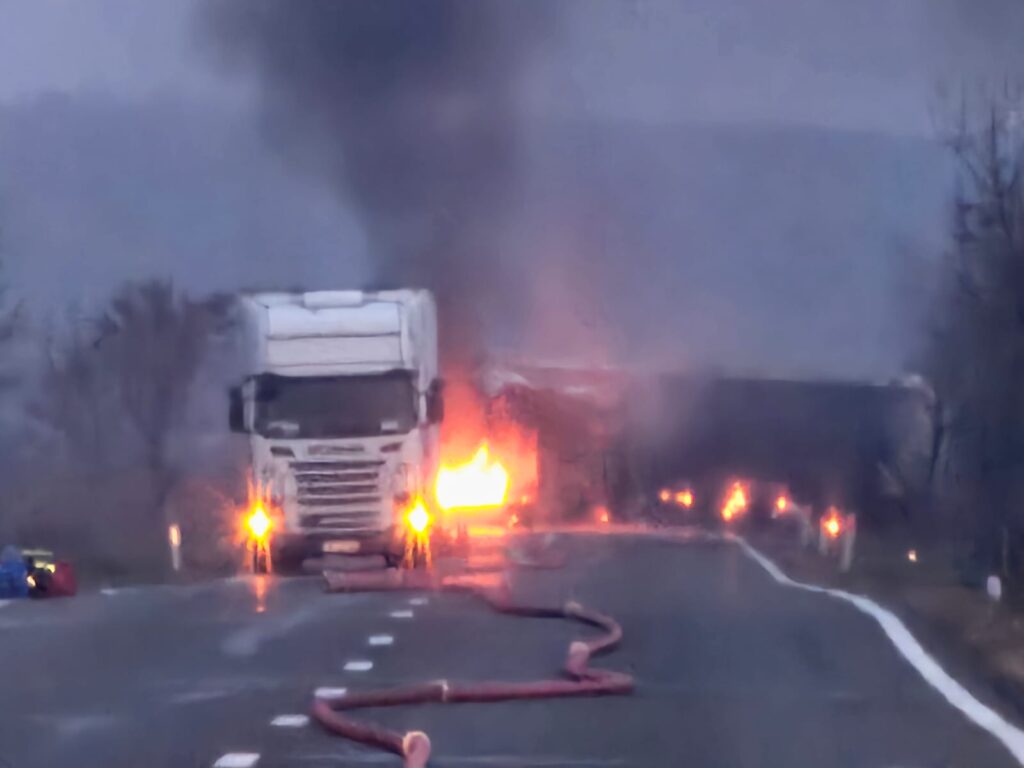 ALERTĂ DE GRADUL ZERO pe DN 72 în Dâmbovița: Explozie de fum și flăcări în urma coliziunii a două autotrenuri și două autoturisme