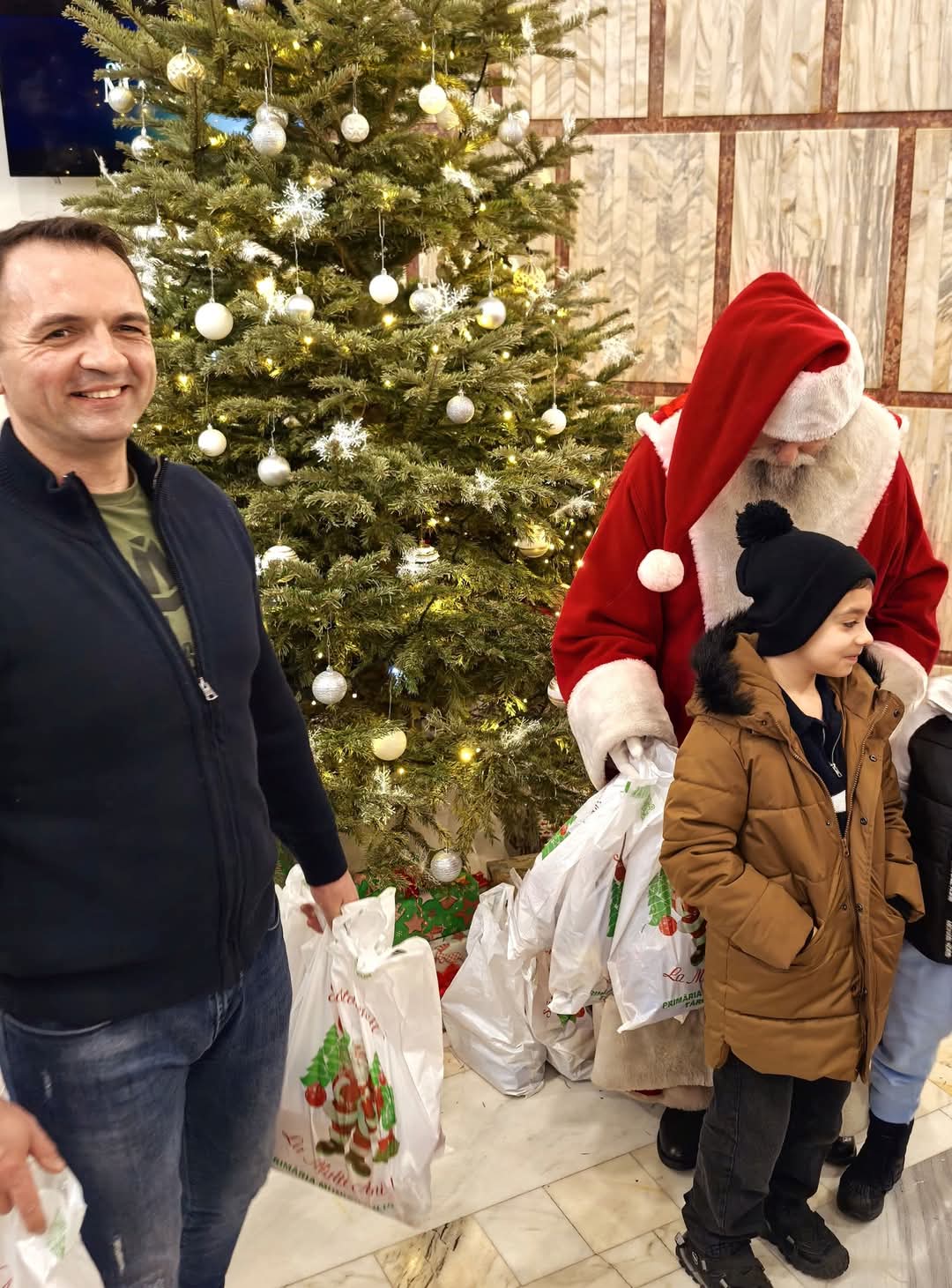 Surpriză magică pentru copii la Cinematograful Independența, Moș Crăciun a adus un strop de magie și bucurie copiilor din oraș