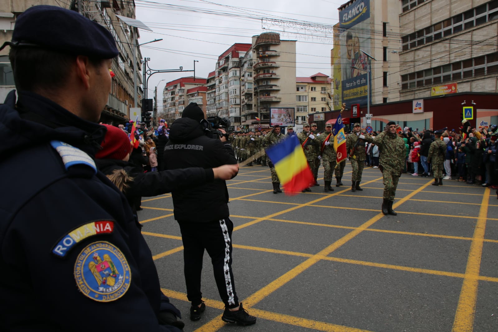 Jandarmeria Dâmbovița a fost prezentă, astăzi, în Piața Tricolorului din municipiul Târgoviște, pentru a asigura măsurile de ordine publică