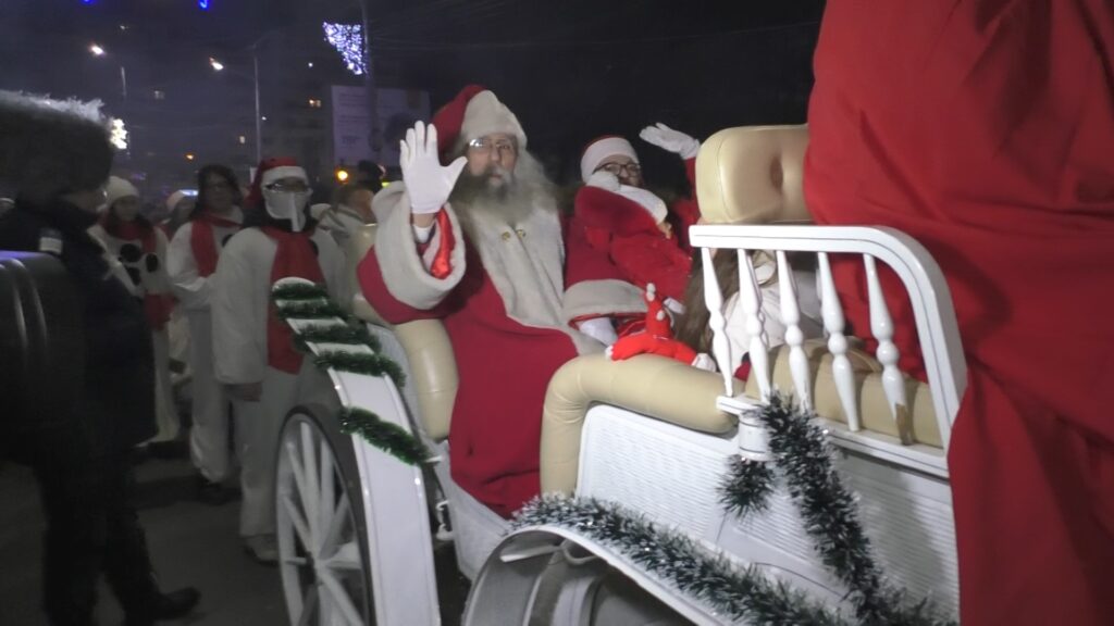 În această seară de 14 decembrie, Târgoviște a fost martora unui moment cu adevărat emoționant, când Moș Crăciun a