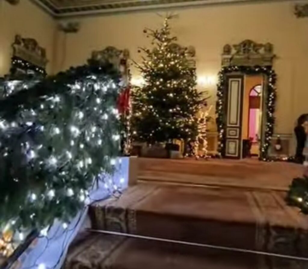 Moș Crăciun și colindătorii vor aduce magia sărbătorilor la Primăria Târgoviște. VIDEO Moș Crăciun și colindătorii vor aduce magia sărbătorilor la Primăria Târgoviște.