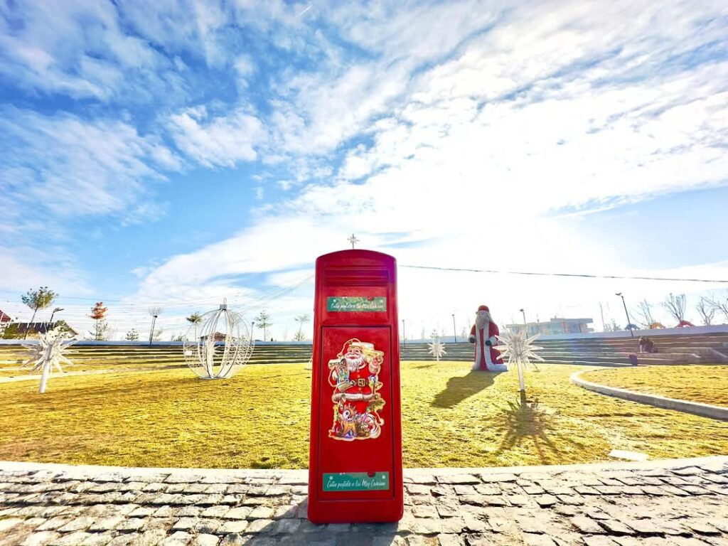 În perioada 12-15 decembrie 2024, orașul Titu se umple de magie și speranță, iar toți copiii sunt invitați să își trimită dorințele și visele către Moș Crăciun!