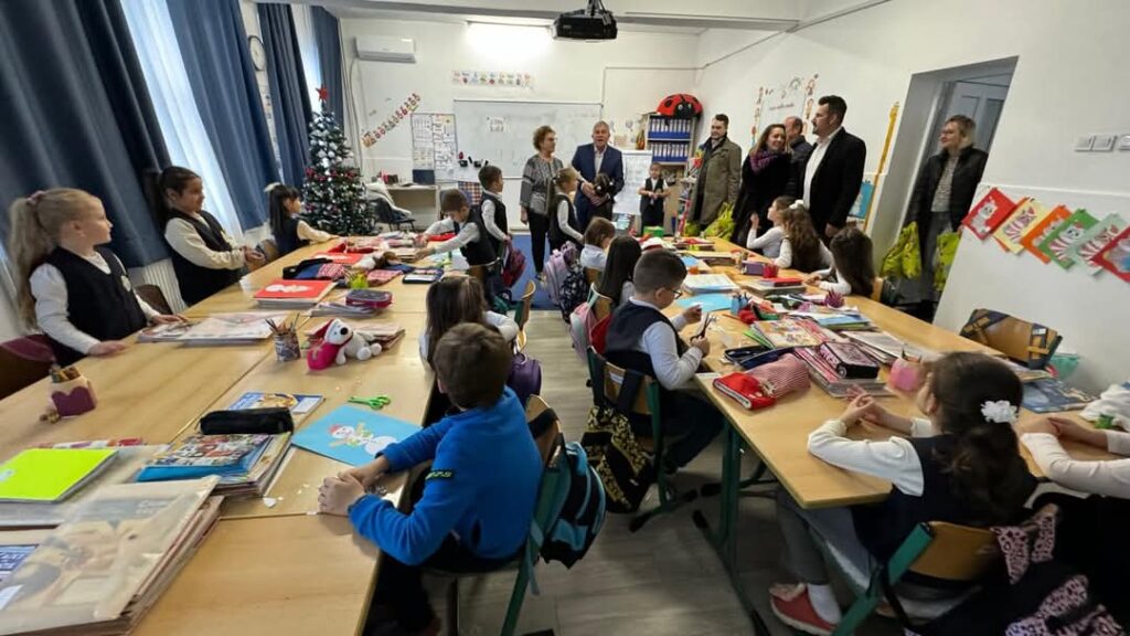 Moș Nicolae alături de spiridușul său de nădejde, primarul Gheorghe Grigore, a adus bucurie tuturor copiilor din Găești.În ajunul sărbătorii Moșului