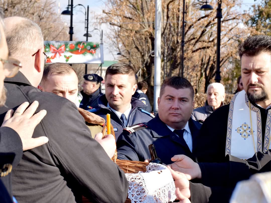 Municipiul Târgoviște a fost astăzi locul unui moment emoționant de recunoștință și respect, în cadrul ceremoniei dedicate Zilei Victoriei Revoluției Române