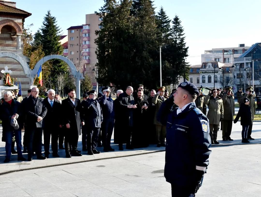 Municipiul Târgoviște a fost astăzi locul unui moment emoționant de recunoștință și respect, în cadrul ceremoniei dedicate Zilei Victoriei Revoluției Române