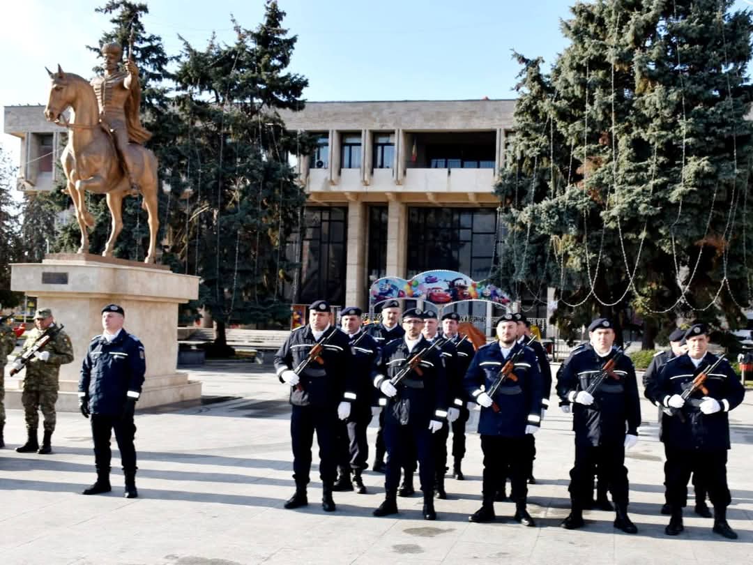 Municipiul Târgoviște a fost astăzi locul unui moment emoționant de recunoștință și respect, în cadrul ceremoniei dedicate Zilei Victoriei Revoluției Române