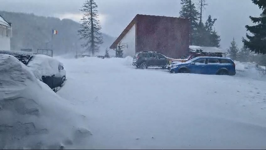 Vreme extremă în zona montană dâmbovițeană, vânt puternic, meteorologii au emis un cod portocaliu de ninsoare viscolită