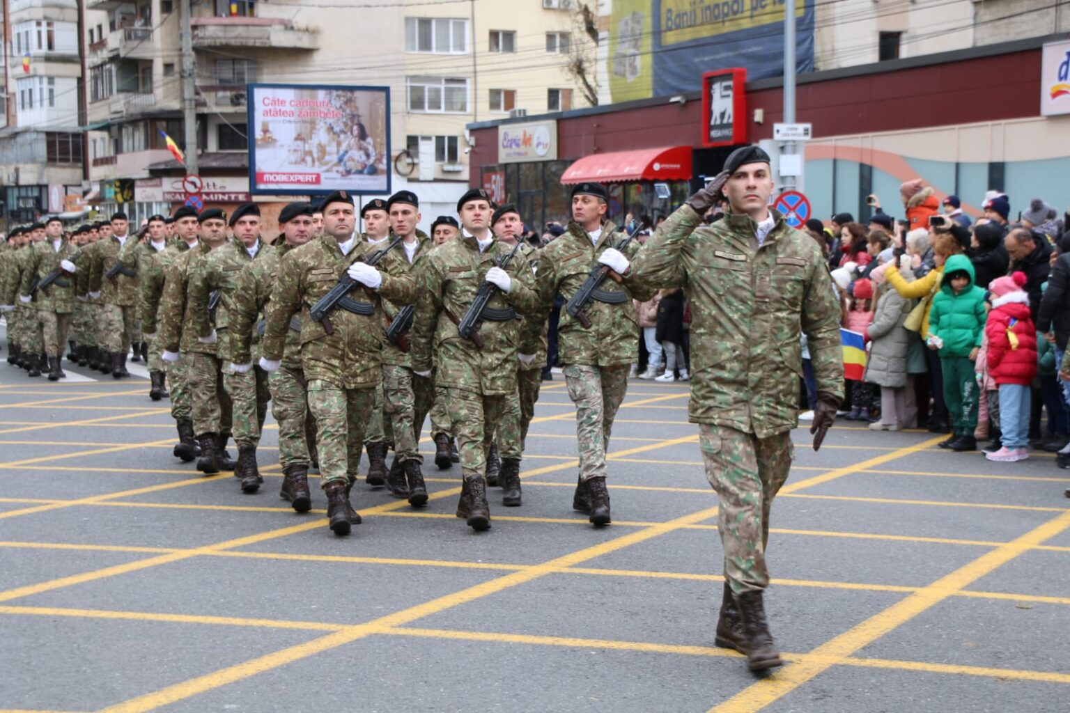 Ziua Națională a României sărbătorită cu mândrie la Târgoviște, în ciuda vremii reci.