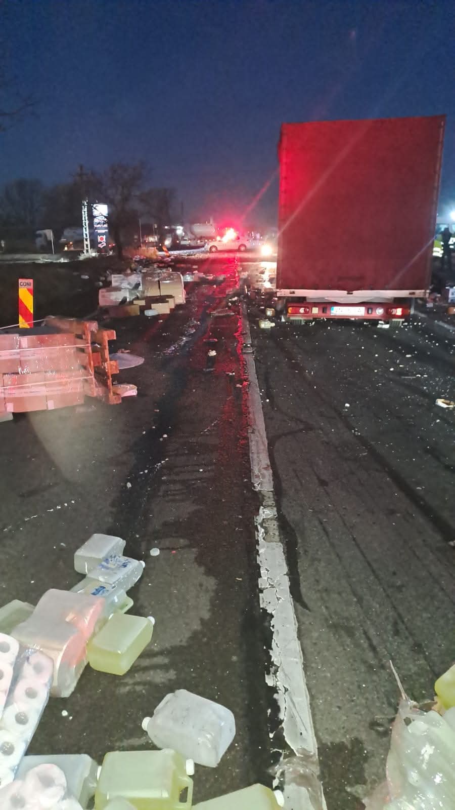 Un accident rutier a avut loc în această dimineață pe DN 1B, în zona Popasul Merei, județul Buzău, după ce un tir încărcat cu detergent lichid