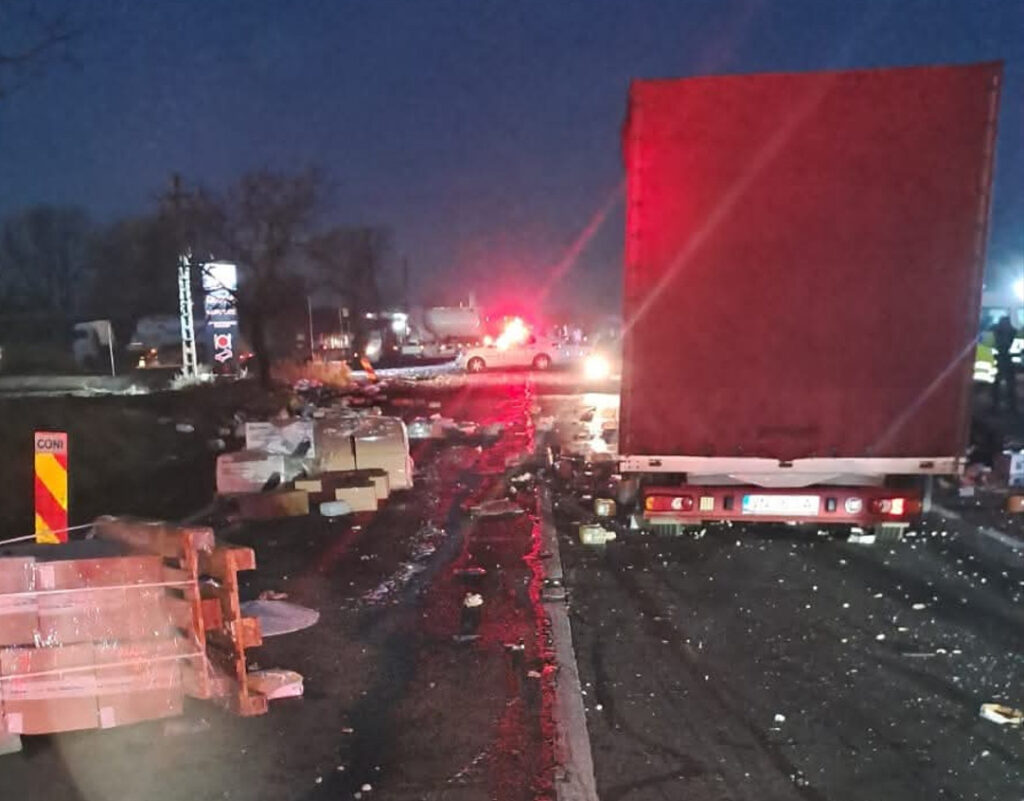 Un accident rutier a avut loc în această dimineață pe DN 1B, în zona Popasul Merei, județul Buzău, după ce un tir încărcat cu detergent lichid