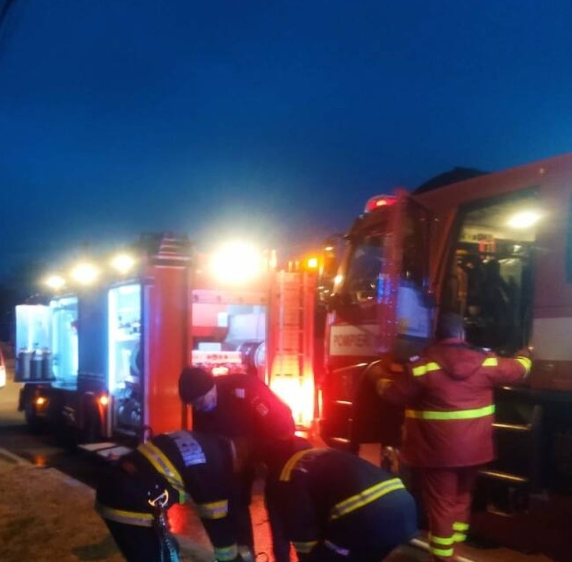 Incendiu devastator în Găești: Pompierii intervin acum rapid pentru stingerea flăcărilor la două autotrenuri.
