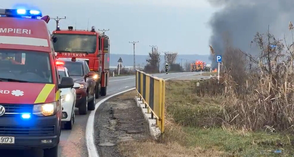 PERICOL DE EXPLOZIE: Accident rutier pe DN 72 -Săcuieni, urmat de incendiu la o cisternă, în această după-amiază,