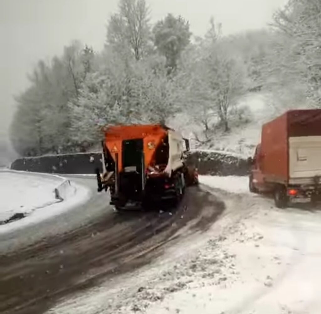 Alertă de iarnă pe DN 10 Buzău-Brașov! Se circulă în condiții de iarnă pe DN 10 Buzău-Brașov, iar autoritățile le recomandă șoferilor