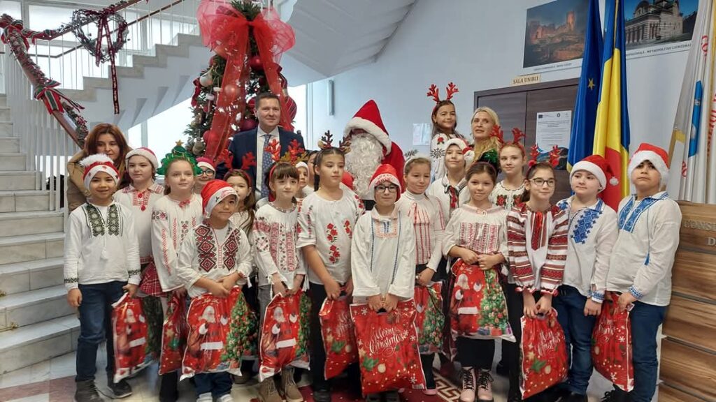 Consiliul Județean Dâmbovița a fost cuprins de magia sărbătorilor de iarnă, în urma vizitei primilor colindători care au adus vestea Nașterii Domnului.