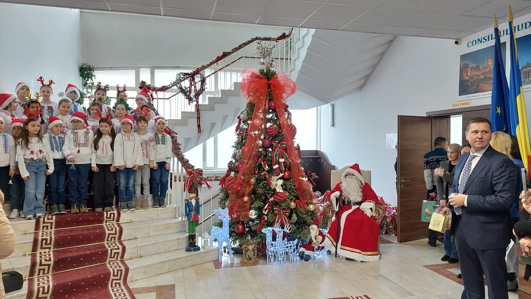 Consiliul Județean Dâmbovița a fost cuprins de magia sărbătorilor de iarnă, în urma vizitei primilor colindători care au adus vestea Nașterii Domnului.