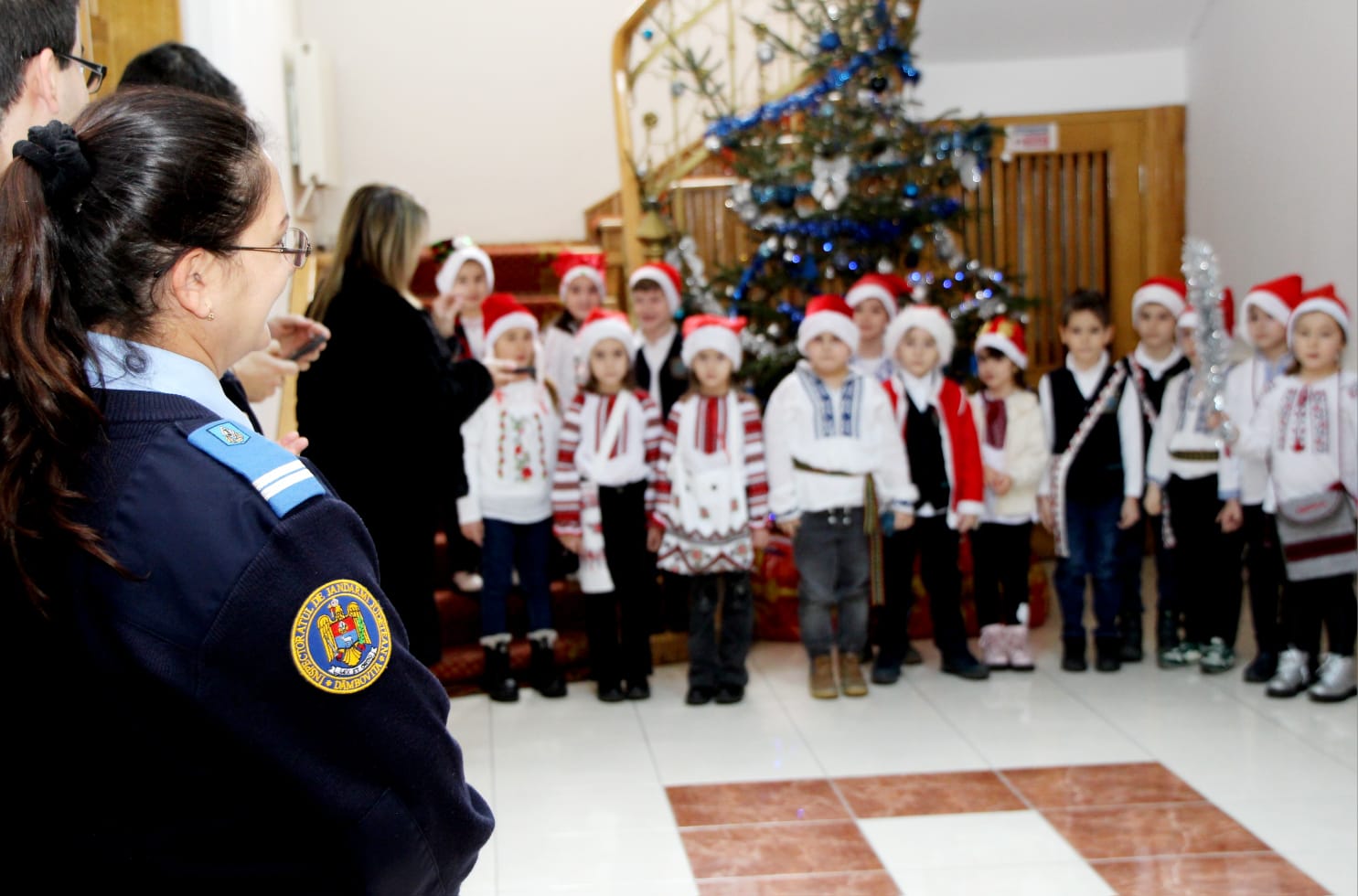 Peste 100 de copii i-au colindat pe jandarmii dâmbovițeni, aducând magia sărbătorilor de iarnă la Inspectorat .