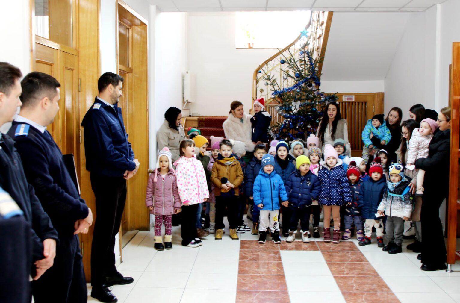 Peste 100 de copii i-au colindat pe jandarmii dâmbovițeni, aducând magia sărbătorilor de iarnă la Inspectorat .