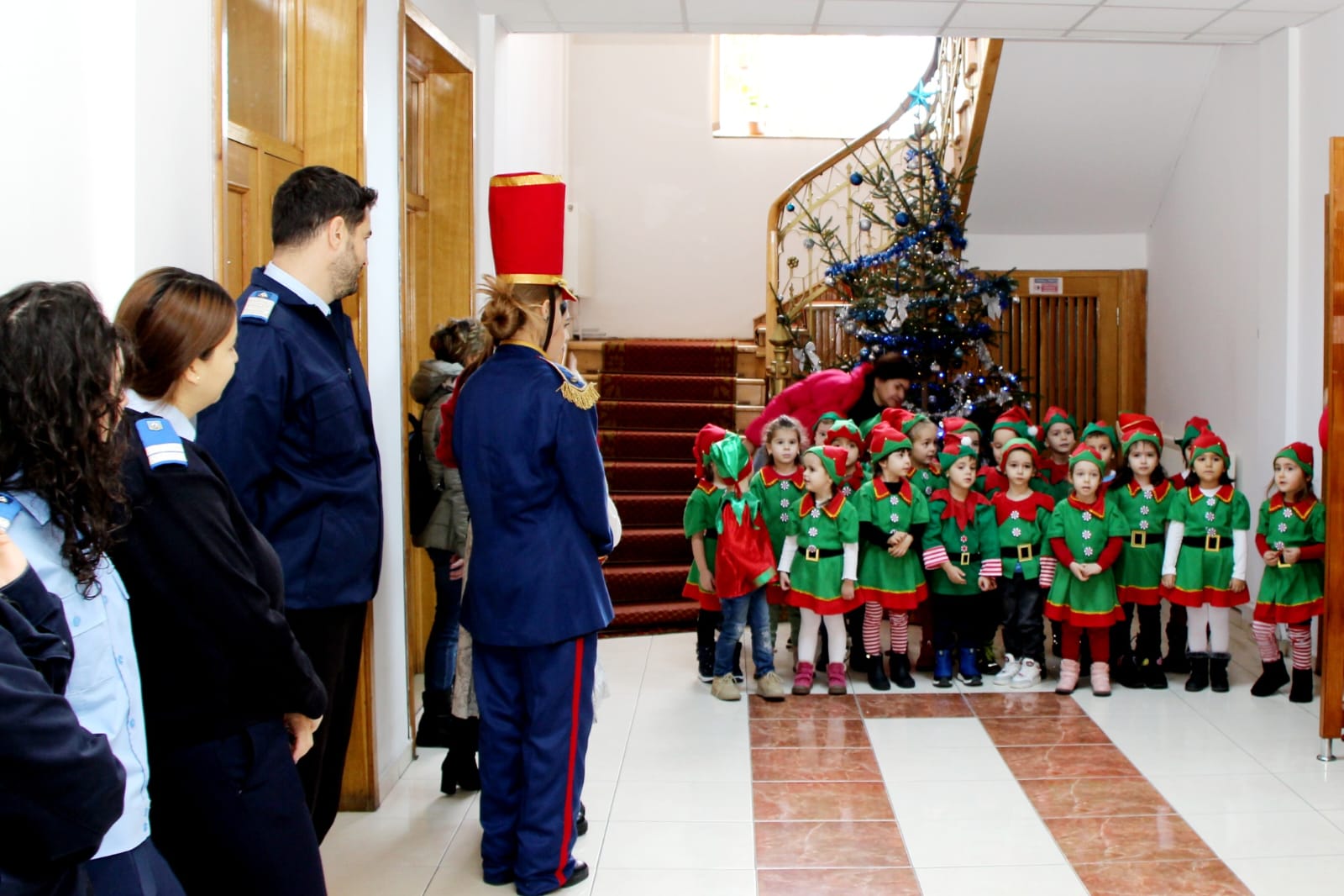 Peste 100 de copii i-au colindat pe jandarmii dâmbovițeni, aducând magia sărbătorilor de iarnă la Inspectorat .