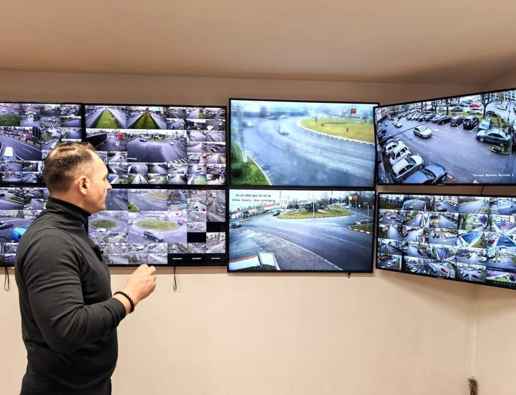 Municipiul Târgoviște devine mai sigur: A doua etapă de extindere a sistemului de monitorizare video a fost finalizată Municipiul Târgoviște devine mai sigur, primarul Daniel Cristian Stan, a anunțat cu mândrie finalizarea celei de-a doua etape a extinderii