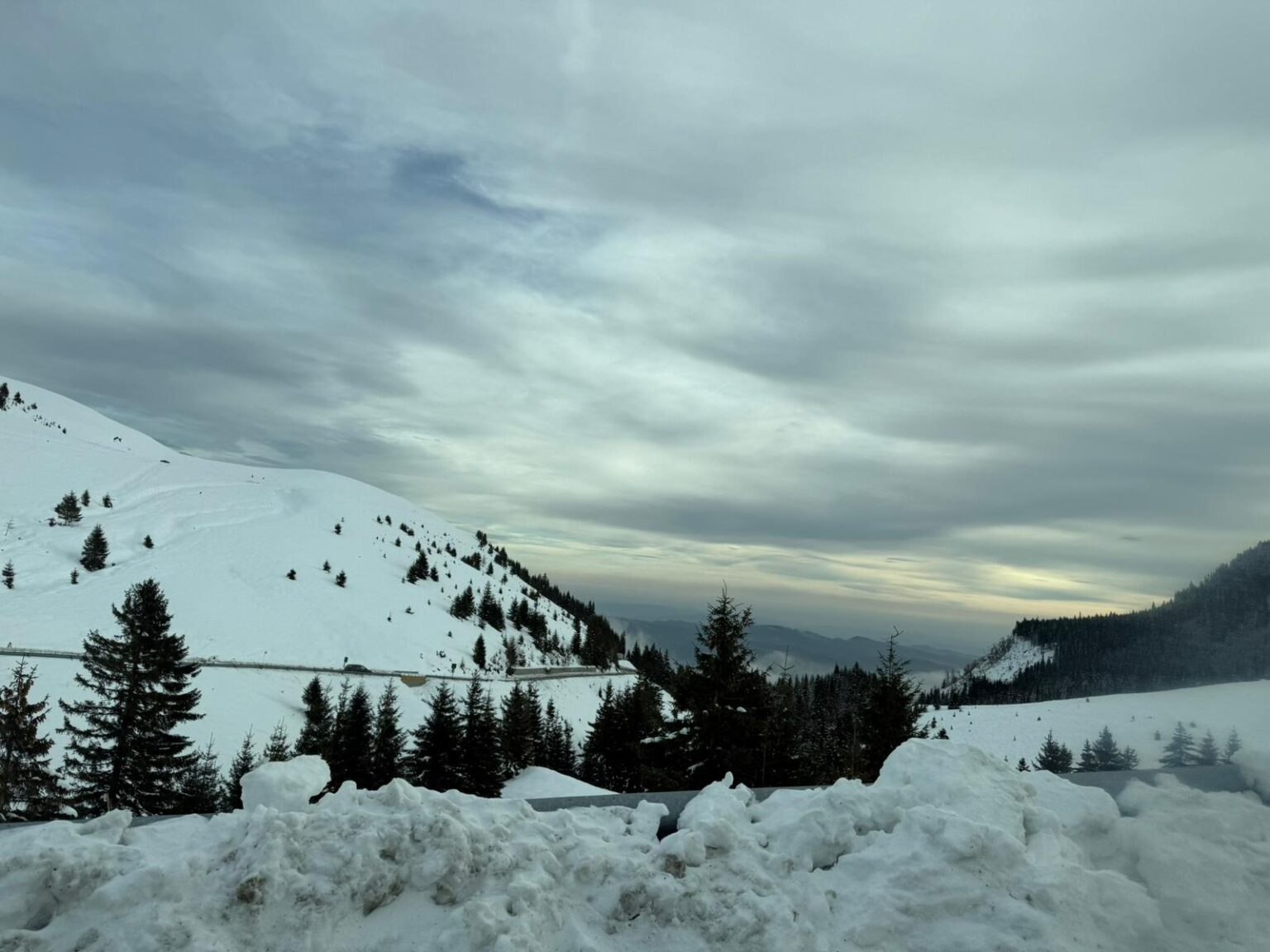 Autoritățile județene din Dâmbovița au decis închiderea temporară a drumului montan DJ 713, ce leagă județele Dâmbovița și Prahova