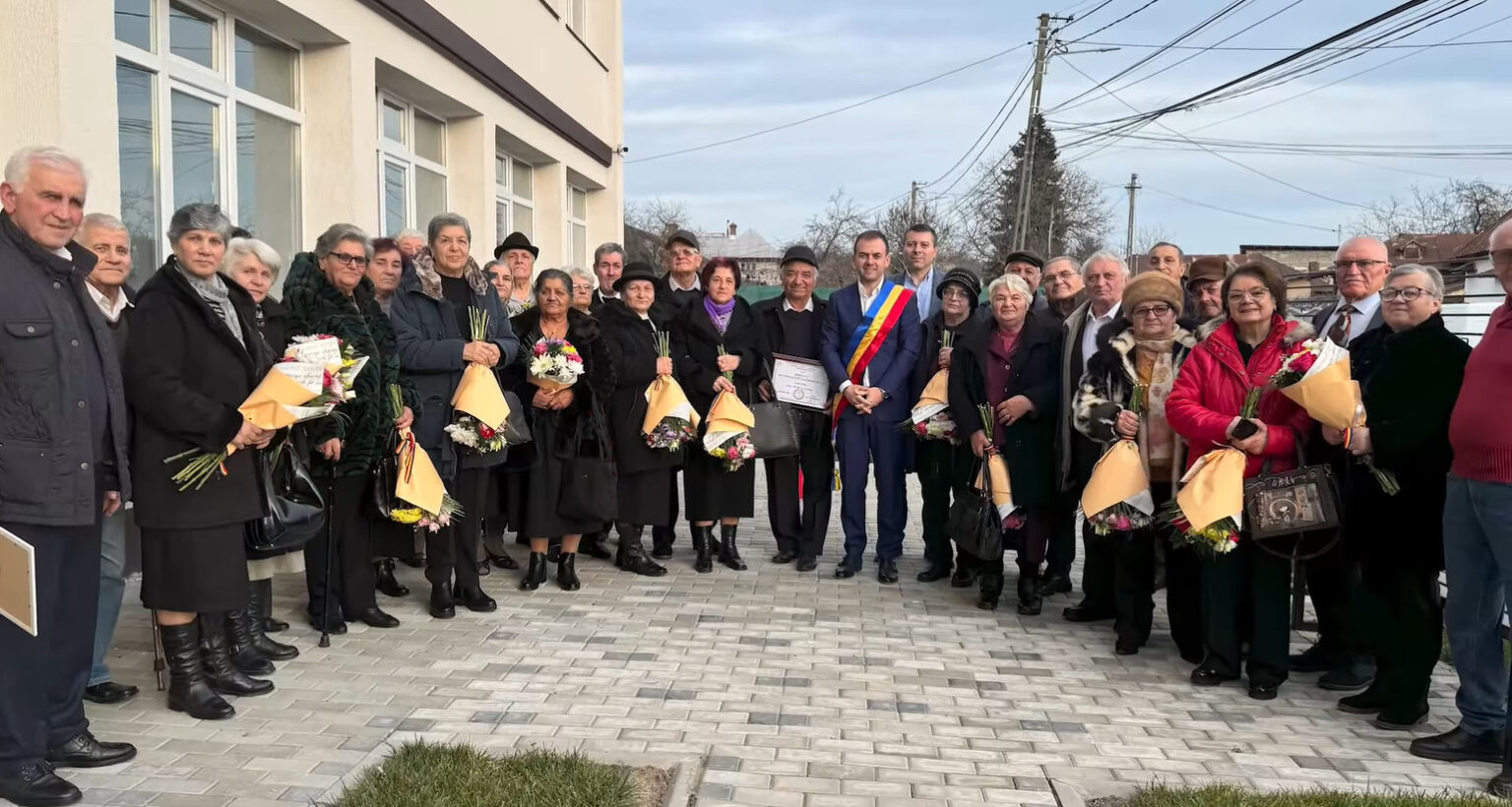 16 cupluri au fost premiate pentru 50 de ani de căsnicie la Răzvad. VIDEO 16 cupluri au fost premiate pentru 50 de ani de căsnicie la Răzvad. VIDEO