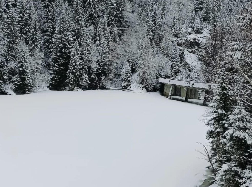 Iarna magică în Vâlcea, un colț de rai în inima Munților Carpați, își dezvăluie splendoarea în sezonul rece, când natura este învăluită în alb.