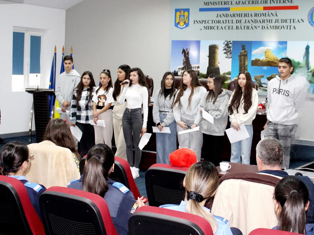 Jandarmii dâmbovițeni, spiridușii Moșului pentru Copiii de la Centrul „Sfânta Maria” și Grădinița PP nr. 13.