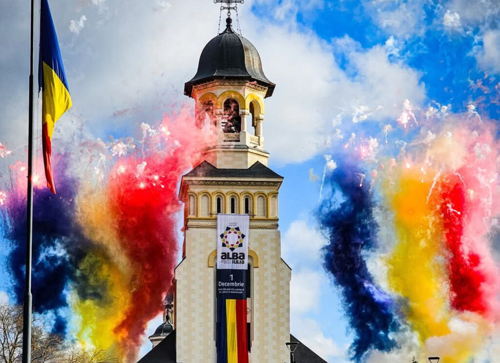 Imaginile zilei: Alba Iulia, simbolul Unirii, a vibrat de mândrie națională cu ocazia Zilei Naționale a României Imaginile zilei: Alba Iulia a fost, și anul acesta, inima sărbătorii naționale, un loc unde istoria și prezentul s-au întâlnit într-un eveniment