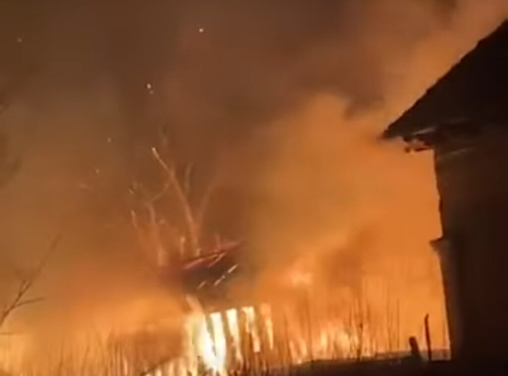 Un incendiu violent a cuprins o locuință din localitatea Titu, pe 25 decembrie 2024, la aproximativ ora 22:03, mobilizând rapid